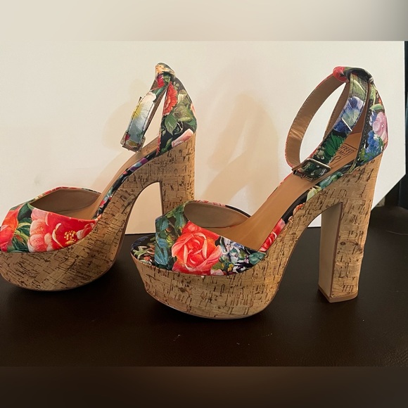 New size 8 floral platform heels - Picture 3 of 7